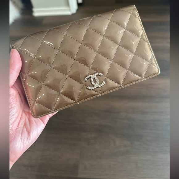 ❌SOLD❌Very Good Used Auth Chanel Patent Leather Wallet - Neutral/ Gray Color - Picture 4 of 15